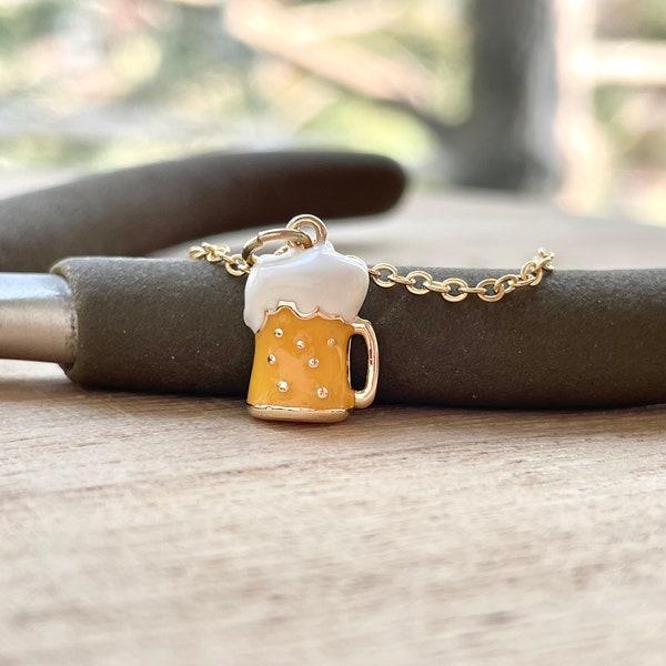 Collier de bière, Plaqué or, émail jaune, Minuscule, Mignon, délicat, Miniature, Bijoux à la bière, Pinte de bière, Verre à bière, Chope à bière, Fête, Boisson