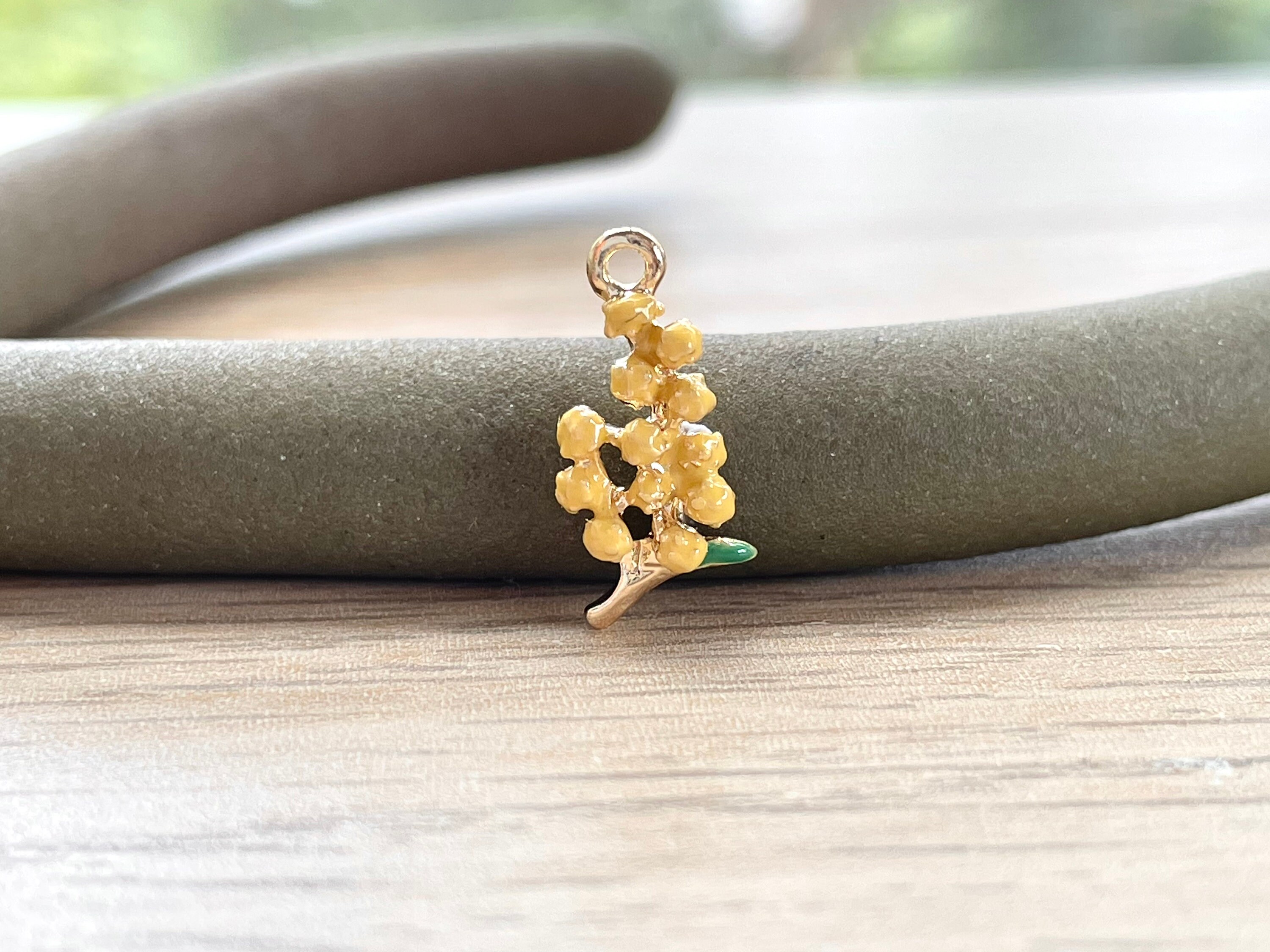 アクセサリー Kisaragi Mimosa Charm: Tiny Gold Plated Yellow Enamel Flower, Keychain