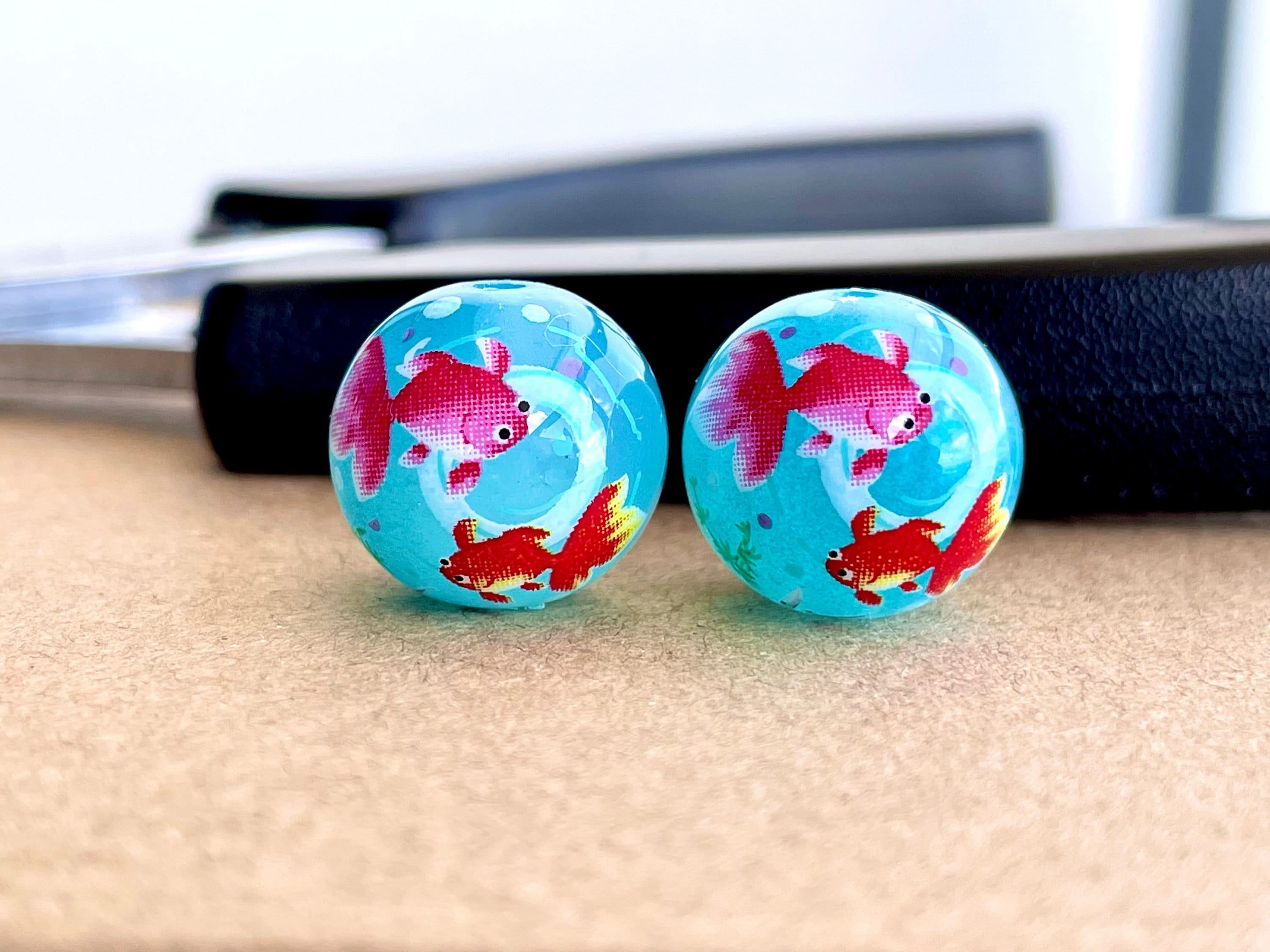 日本の天子玉：14mm、青い丸玉に金魚の模様（2個入り） - Etsy 日本