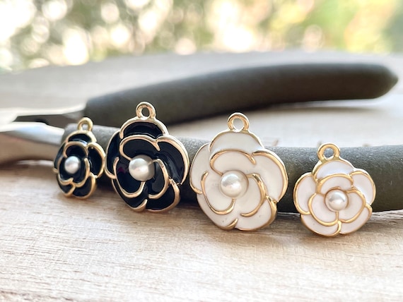 【2025年最新】大人気ブランドの人気アイテム  Camellia Flower Charm, Clip on / Phone Strap / Keychain 小物