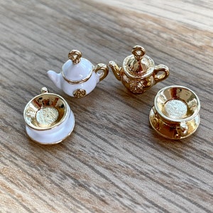 Pu&ograve; includere: Quattro ciondoli a forma di teiera e tazza da t&egrave; dorati. Due dei ciondoli sono bianchi con accenti dorati. Gli altri due ciondoli sono dorati con accenti bianchi.