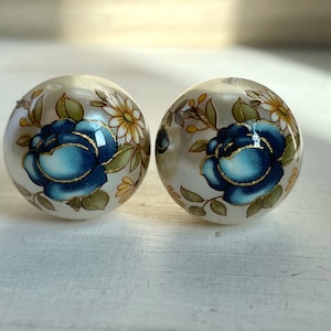 Japanische Tensha-Perlen: 12-18 mm, Blaue Rose auf Elfenbein Runde Perlen (2 Stück)