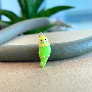Dije de periquito diminuto, esmalte verde y amarillo bañado en oro, para sujetar con clip, correa para teléfono o llavero, accesorios para pájaros, periquito, fabricación de joyas DIY