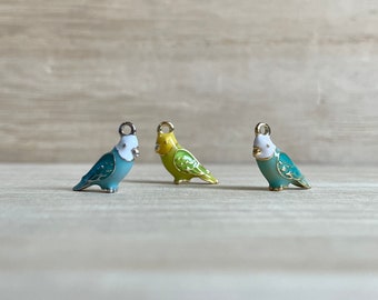 小さなセキセイインコのチャーム：金/銀メッキの青緑色のエナメル鳥型