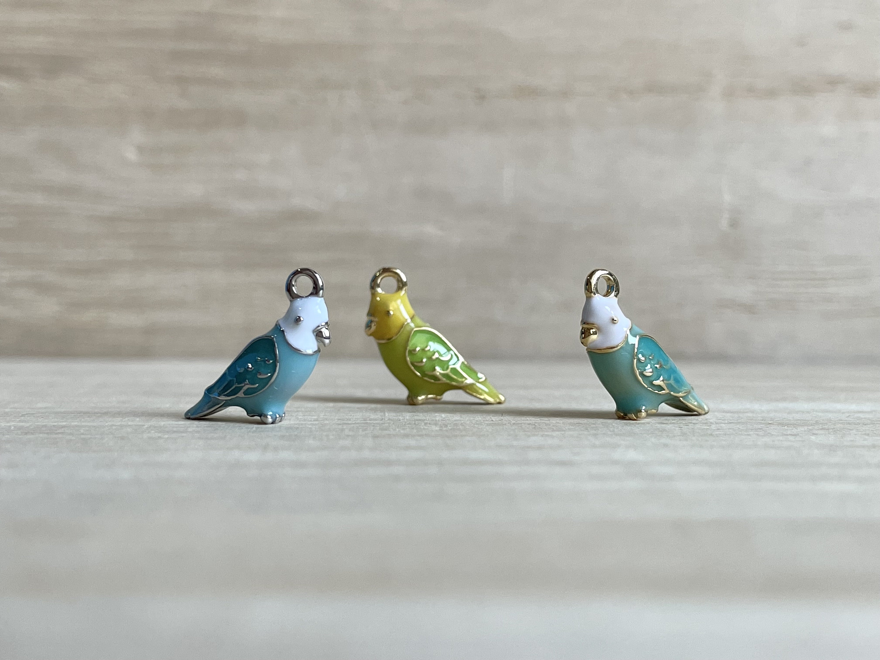 小さなセキセイインコのチャーム：金/銀メッキの青緑色のエナメル鳥型
