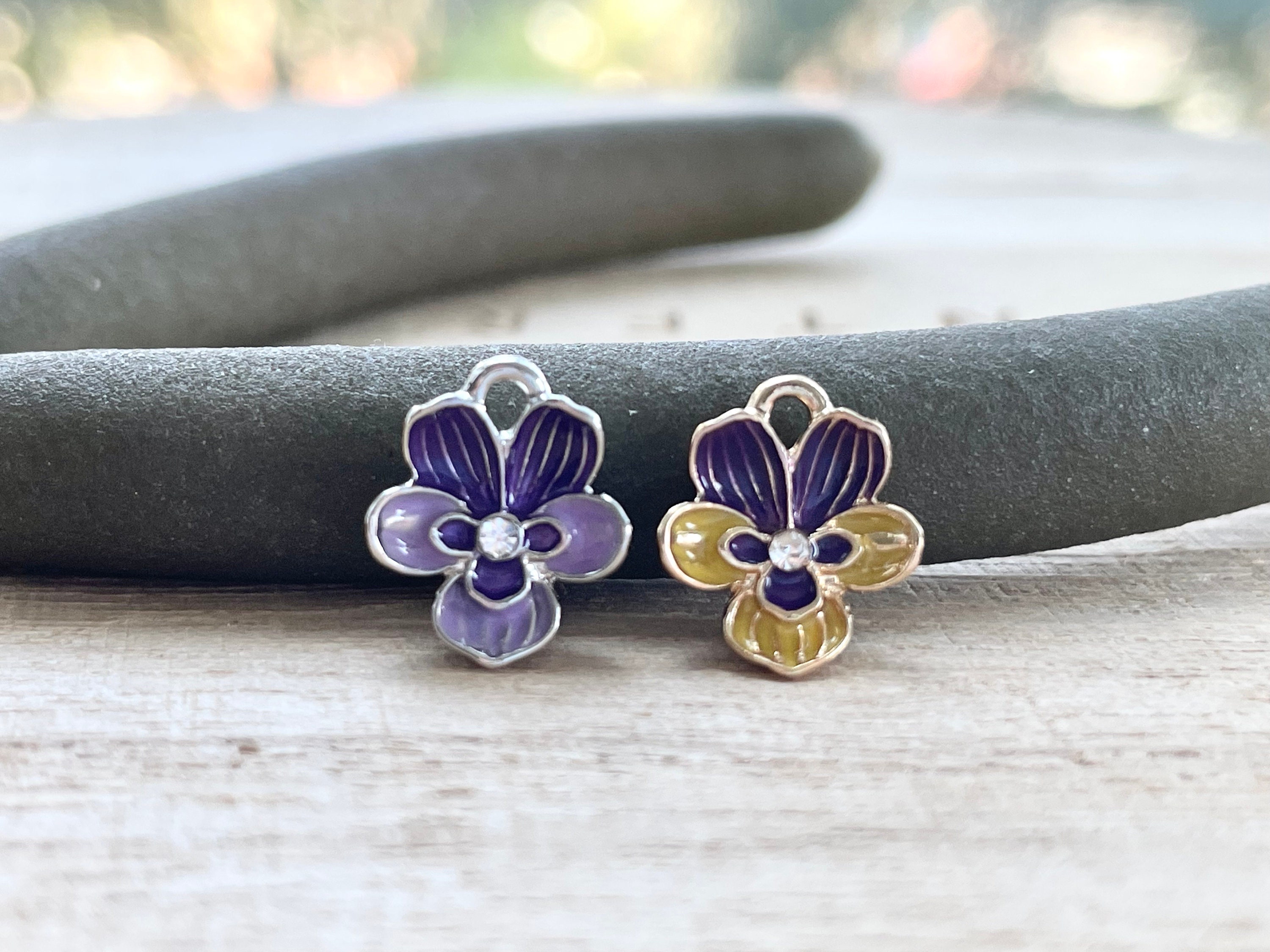 アクセサリー CH Viola Charm: Tiny, Gold / Silver Plated Yellow Purple Enamel Pansy