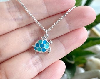 小さな亀のネックレス：金メッキのブルーエナメルの海のジュエリー
