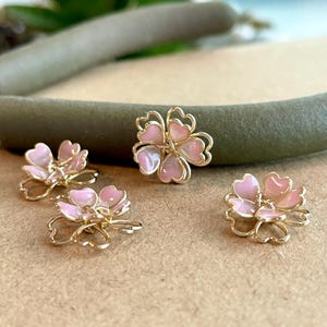 小さな桜のカボションチャーム、金メッキのピンクの桜、ワイヤーフラワーパーツ、DIYジュエリー作り