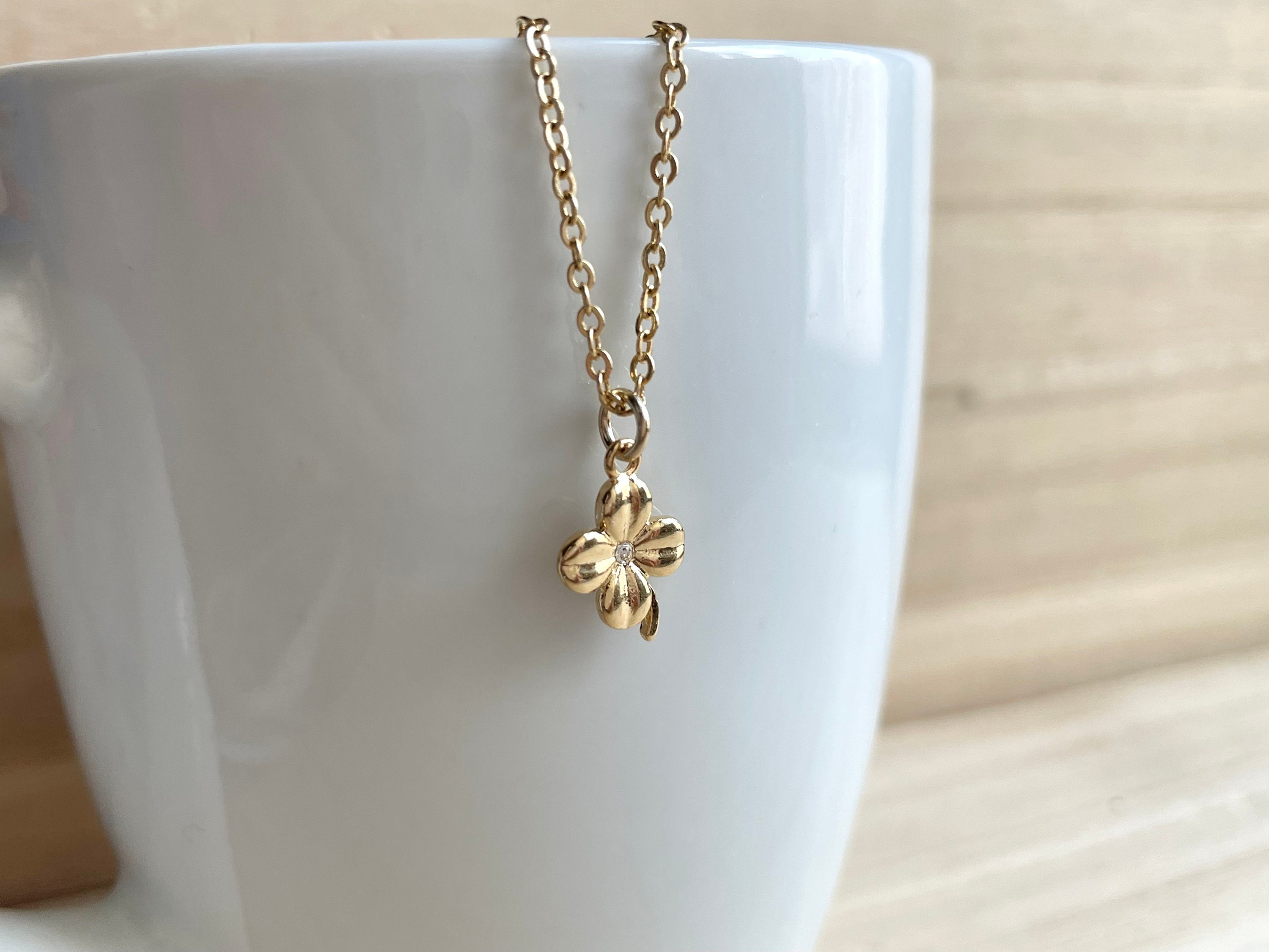 Mini Four-leaf Clover ネックレス Ф Amazon.com: JENNYandJUDE Tiny Four Leaf Clover Necklace