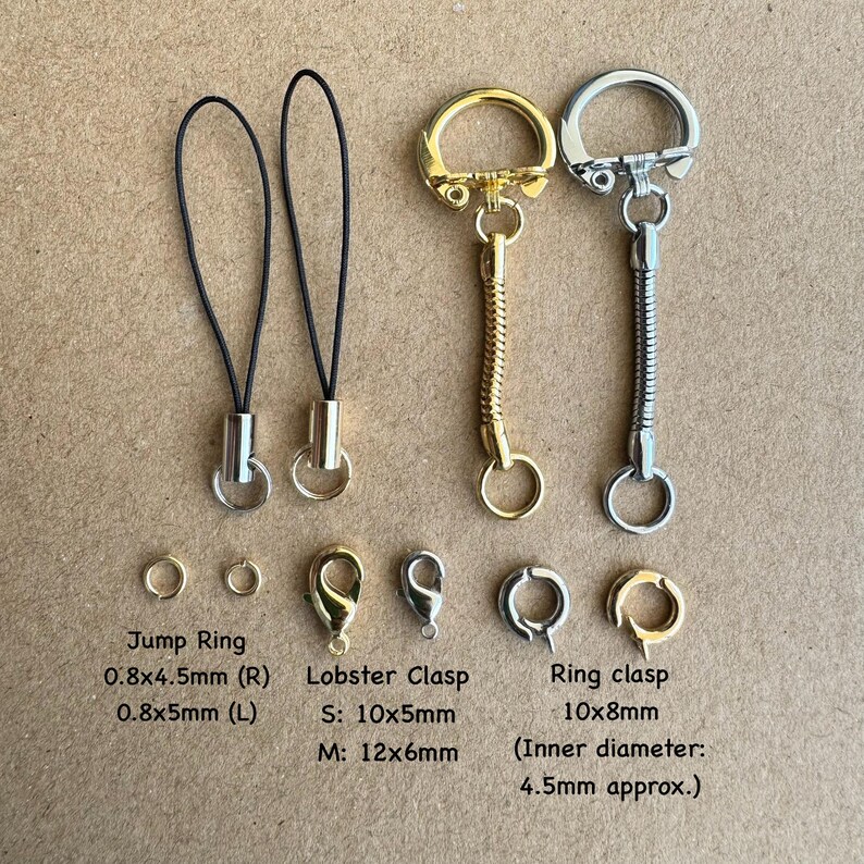 Pu&ograve; includere: Assortimento di portachiavi e anelli di salto dorati e argentati. I portachiavi includono un moschettone a forma di aragosta, un moschettone ad anello e una catena con un anello all'estremit&agrave;. Gli anelli di salto misurano 0,8 x 4,5 mm e 0,8 x 5 mm. I moschettoni a forma di aragosta misurano 10 x 5 mm e 12 x 6 mm. Il moschettone ad anello misura 10 x 8 mm con un diametro interno di 4,5 mm.