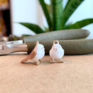 Pequeño amuleto de herrerillo de cola larga, tirador de cremallera, llavero, correa para teléfono, accesorios de pájaros delicados, fabricación de joyas DIY