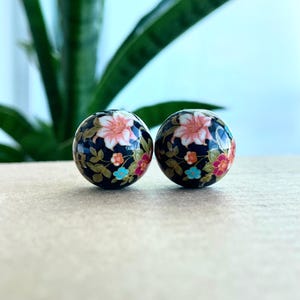 12 / 14 / 16 / 18mm Japanese Tensha Beads, 2 pcs, Lily Bouquet on Black Round Beads, Focal, Decal, Flower, Jewelry Making