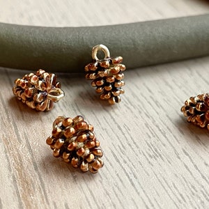 Pinecone Anhänger (1 Stück): Kleine vergoldete braune Emaille Nüsse, Handy Schlüsselanhänger Geldbörse, Schmuckherstellung