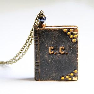 Gepersonaliseerde sieraden Eerste literaire boek cadeau Mini boek ketting Bookish cadeau Boek minnaar cadeau Aangepaste gift Bibliothecaris cadeau Black and Gold