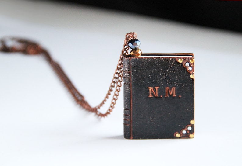 Gepersonaliseerde sieraden Eerste literaire boek cadeau Mini boek ketting Bookish cadeau Boek minnaar cadeau Aangepaste gift Bibliothecaris cadeau Black and Copper