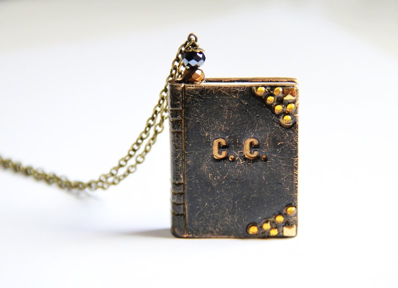 Gepersonaliseerde sieraden Eerste literaire boek cadeau Mini boek ketting Bookish cadeau Boek minnaar cadeau Aangepaste gift Bibliothecaris cadeau Black and Gold