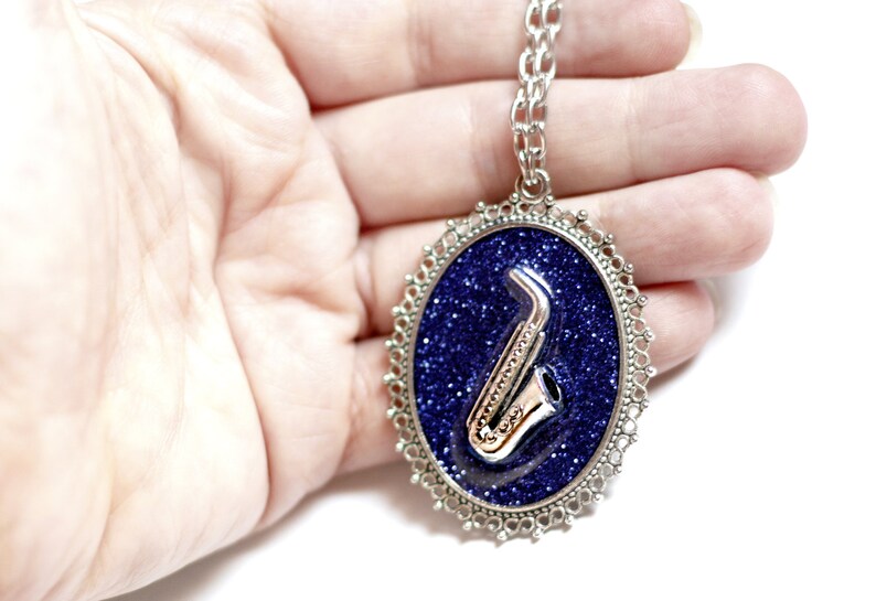 Saxofon Halskette Musik Schmuck Große blaue Halskette Statement Schmuck Musik Anhänger Sparkle Schmuck für sie Musiker Geschenk Jazz Musik Sax Bild 2