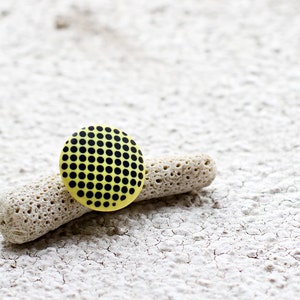 Gele sieraden Urban ring Geometrische sieraden Zwarte stippen ring Circle ring Hedendaagse sieraden Moderne sieraden cadeau Etsy sieraden voor vrouwen cadeau