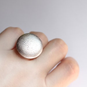 Bague minimale argent Globe white ring Statement jewelry Elegant ring Minimalist ring Cocktail ring Winter snow ring Inspirational ring Women