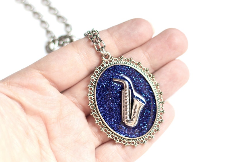 Saxofon Halskette Musik Schmuck Große blaue Halskette Statement Schmuck Musik Anhänger Sparkle Schmuck für sie Musiker Geschenk Jazz Musik Sax Bild 4