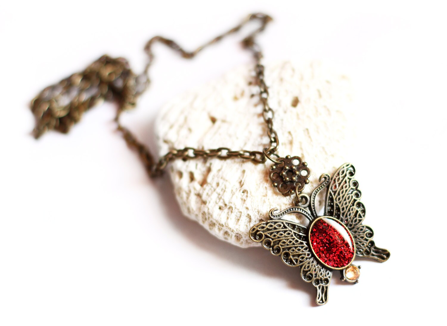 Collier Pendentif Papillon En Porcelaine Rouge - Cordon Réglable Beige - Neuf Sans Emballage