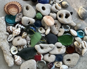 Objets naturels sur la plage : coquillages, verre de mer, pierres de cochenille, bois flotté et plus encore - Idéal pour la mosaïque, le feng shui et le bricolage écologique