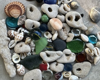 Hallazgos naturales de playa: conchas, vidrio marino, piedras de bruja, madera flotante y más. Ideal para mosaicos, Feng Shui y manualidades ecológicas.