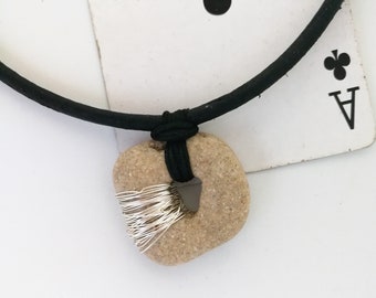 Colgante de piedra de bruja con cordón de cuero, collar con piedra del infinito, joyería con camafeo, joyería wiccana, piedra de protección, símbolo de la naturaleza para hombres