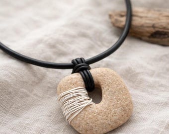 Collar Hag Stone: Colgante de piedra de playa envuelto en plata, cordón de cuero.