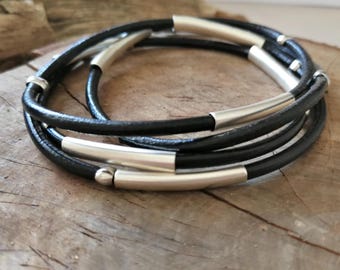 Leren wikkelarmband met gouden of zilveren buisvormige bedeltjes