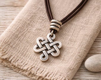 Collar de cuero para hombre con nudo celta, colgante de infinito y dije plateado.
