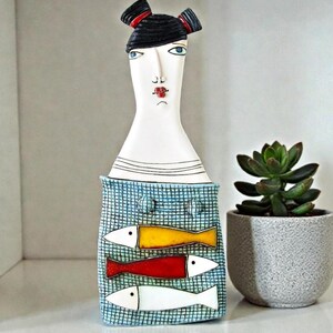 Decorazione murale in ceramica fatta a mano raffigurante una ragazza: una scultura in ceramica fantasiosa