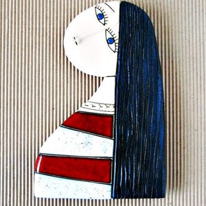 気まぐれな女性の壁アート – 長い髪の手作り陶器の肖像画 | 女性らしい室内装飾