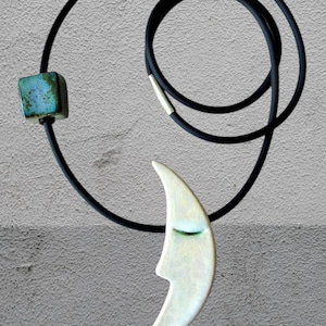 Halskette mit Mondstein-Keramik - Gummikordel-Anhänger | Handgemachter himmlischer Schmuck, Boho Statement Halskette