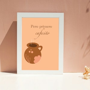 Könnte beinhalten: Ein weißer gerahmter Druck mit dem Text "Pero primero cafecito" und einer braunen Illustration einer Kaffeekanne mit Dampf, der aus ihr aufsteigt.