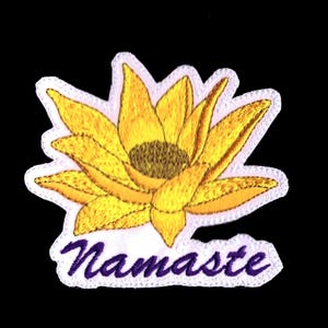 Geborduurde patch lotusbloem namaste: yoga-sereniteit opstrijkbaar