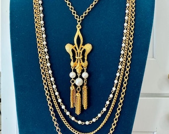 Vintage goudkleurige gelaagde ketting met meerdere strengen en nepparels | Sierlijke hanger met kwastje