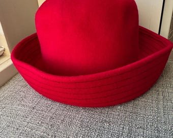 Vintage Red Felt Cloche Hat – 1960s–70s Mod Bucket Style
