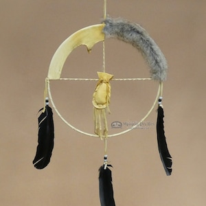 Peut inclure: Un attrape-rêves amérindien avec un cercle en cuir blanc et fourrure, des plumes noires et une petite bourse en cuir suspendue au centre. Mission De Rey Southwest.
