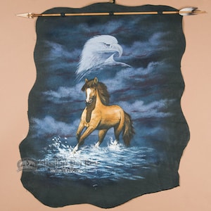 Peut inclure: Une tapisserie murale en cuir peinte à la main représentant un cheval brun courant dans un ciel nuageux bleu et blanc avec une tête d'aigle blanche en arrière-plan.