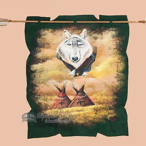 Peut inclure: Une tenture murale en toile verte avec une image peinte d'un loup blanc, un aigle et deux tipis. Le loup est au centre de l'image, avec l'aigle volant au-dessus. Les tipis sont au premier plan, avec un champ herbeux et un ciel nuageux en arrière-plan.