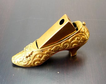 Tagliasigari antico a forma di scarpa in ottone, ca. 1890/1900