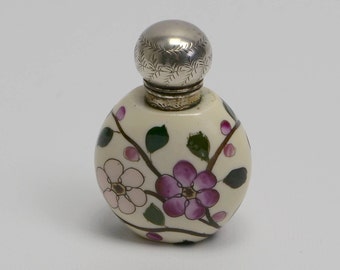 Bottiglia di profumo o profumo in porcellana dipinta a mano con montatura in argento del XIX secolo, vittoriana, ca. 1870