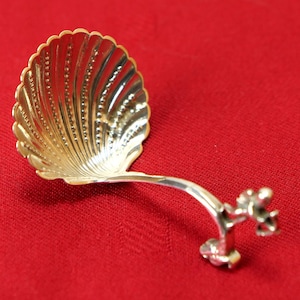 Antik holländsk silversked i form av en snäcka med kerubfinial (cupid), 1800-tal
