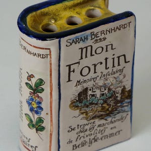 Rare Book Vase, Sarah Bernhardt 'Mon Fortin', Belle Ile-en-Mer Pottery, Frankrike, 1934