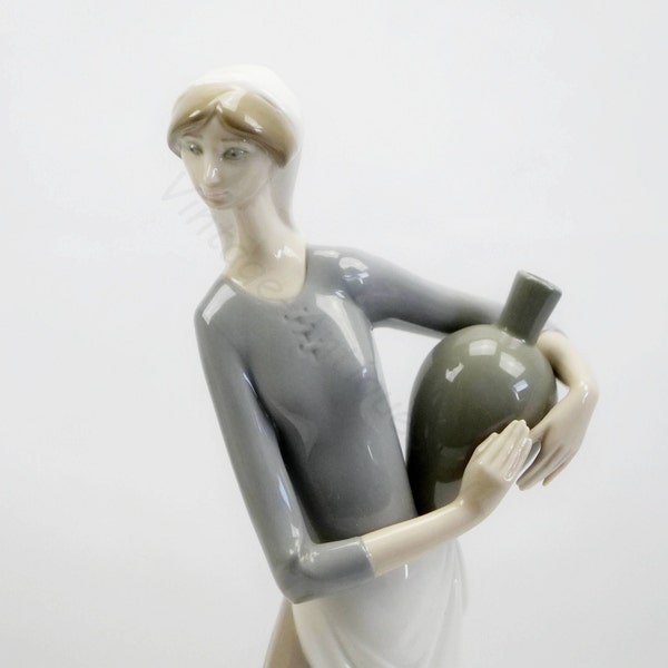 Vintage Lladro porcelain figurine 4875 - girl with jug,  Spain, 1970s