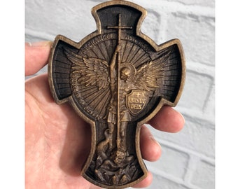 Ikona kieszonkowa Archanioła Michała - Pomysł na drewniany rzeźbiony prezent chrześcijański