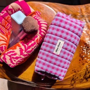 Borsa per il trucco trapuntata a quadretti / borsa da toilette a quadri rosa / borsa per cosmetici con cerniera fatta a mano / borsa da viaggio / regalo per lei