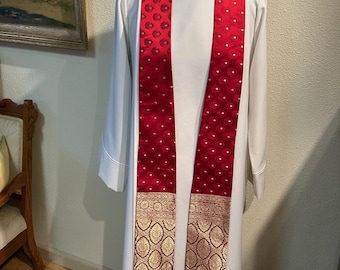 Étole rouge pour le clergé de la Pentecôte, célébration du sari