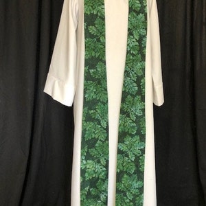 Green oak leaf stole